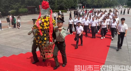 吐魯番市非公有制企業(yè)黨組織書(shū)記和黨建指導(dǎo)員示范培訓(xùn)班在韶山開(kāi)展學(xué)習(xí)培訓(xùn)活動(dòng)(圖8) 吐魯番市非公有制企業(yè)黨組織書(shū)記和黨建指導(dǎo)員示范培訓(xùn)班在韶山開(kāi)展學(xué)習(xí)培訓(xùn)活動(dòng)(圖8)