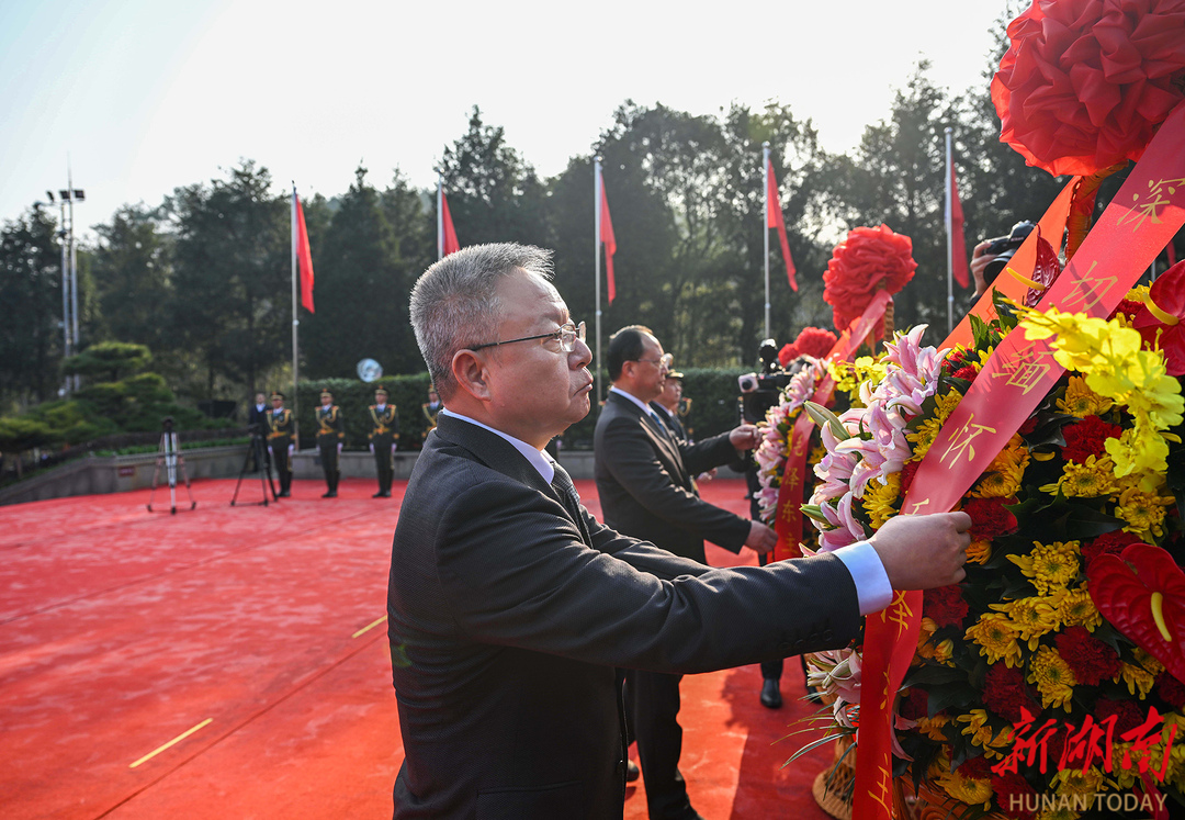 湖南舉行向毛澤東同志銅像敬獻花籃儀式(圖3) 湖南舉行向毛澤東同志銅像敬獻花籃儀式(圖3)
