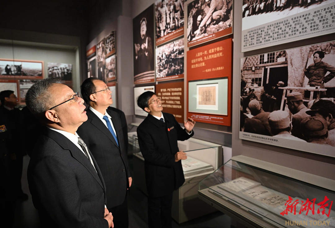 湖南舉行向毛澤東同志銅像敬獻花籃儀式(圖4) 湖南舉行向毛澤東同志銅像敬獻花籃儀式(圖4)